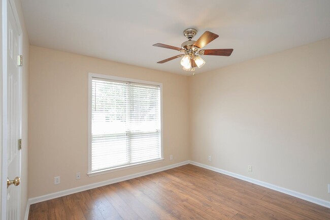 Building Photo - Lovely Townhome in Murfreesboro!