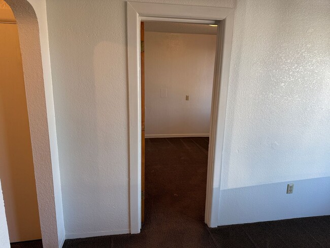 Building Photo - 2 bed, 1 bath house in Springfield