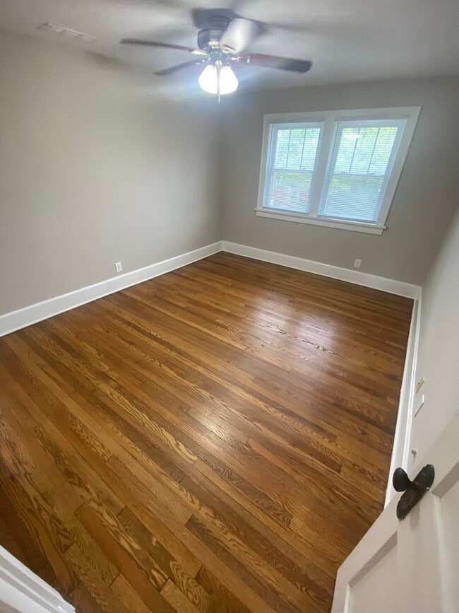 Building Photo - 4 Bedroom- Grandview