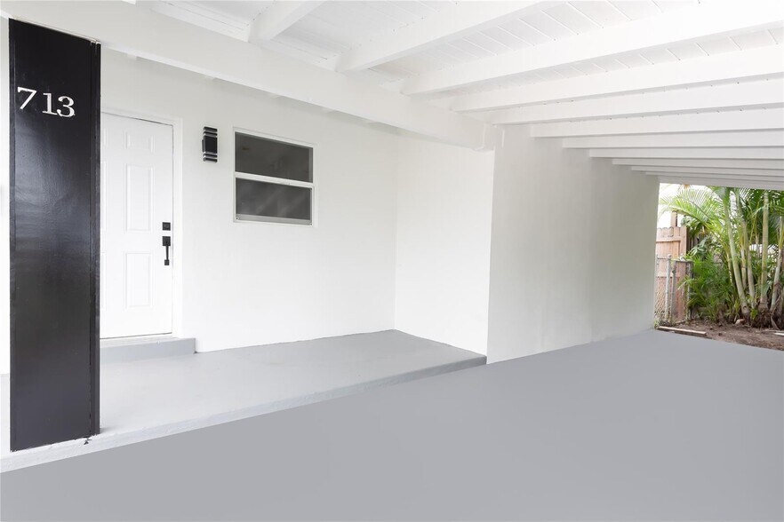 Building Photo - 713 SW 4th Ct