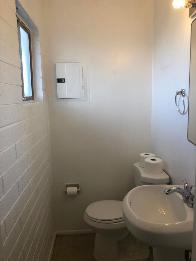 Building Photo - 2025 S Granada Dr