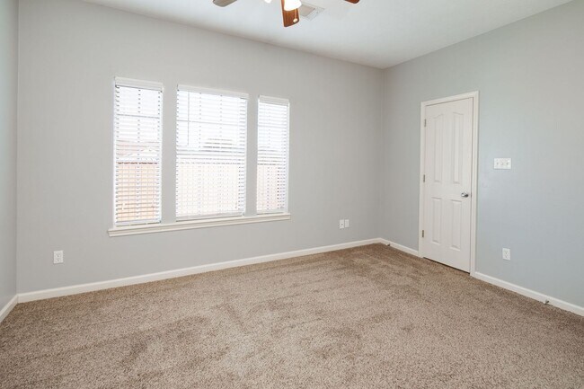 Building Photo - IMMEDIATE MOVE IN!!!  3 bedroom 3 Bathroom Duplex Next Door to Blinn!