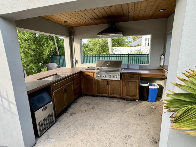 Building Photo - 1101 NE 18th Ct