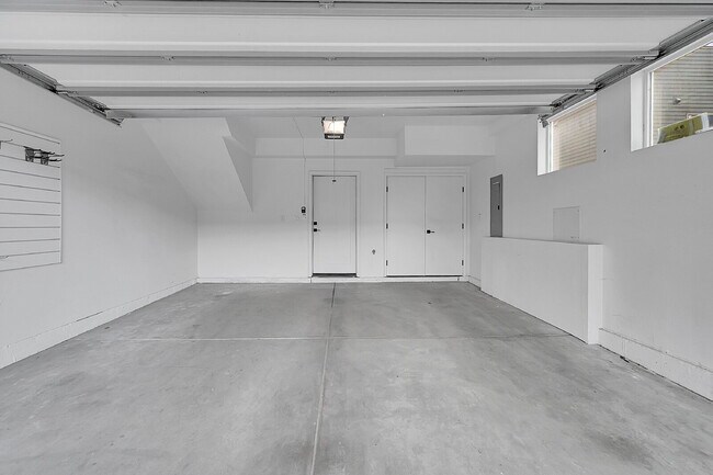 Building Photo - $3,175.00 - 2 Bedrooms, 2.2 Bathrooms, Tow...