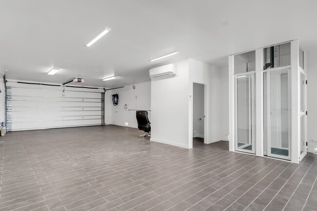 Building Photo - 905 Bay Point Dr