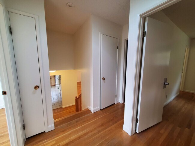 Building Photo - Mont Marin 4x3 home with bedroom suites on...