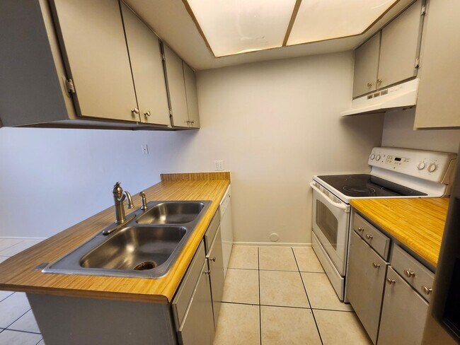 Building Photo - 2 level Condo