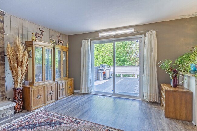 Building Photo - 1126 Tiverton Ct