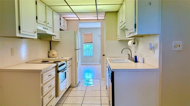 Building Photo - 670 Tennis Club Dr