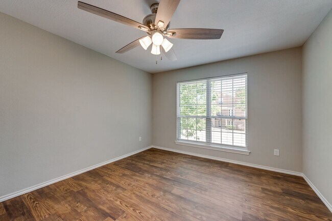 Building Photo - Stylish Upstairs Corner Unit Near Lake Ray...