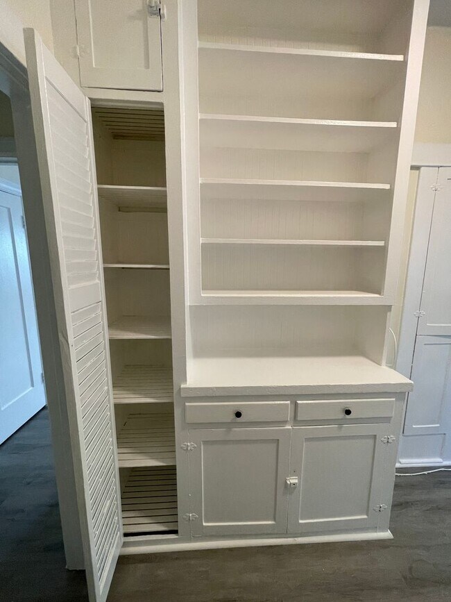 Building Photo - ECHO PARK studio ready to move in!!! Locat...
