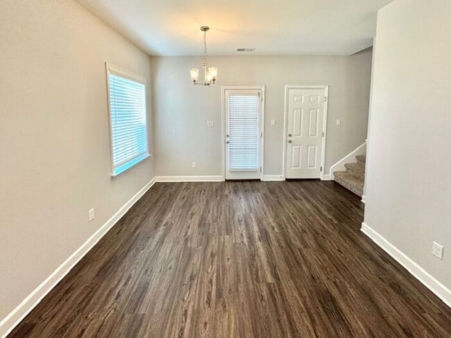 Building Photo - Now Leasing - Somerville- 4BR/3 Bath Home, Available Now!