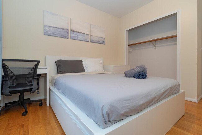 Building Photo - 331 E 92nd St