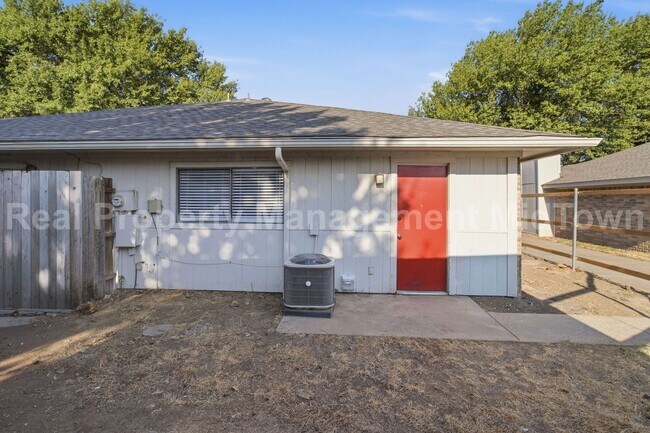 Building Photo - 2427 Indigo Ln