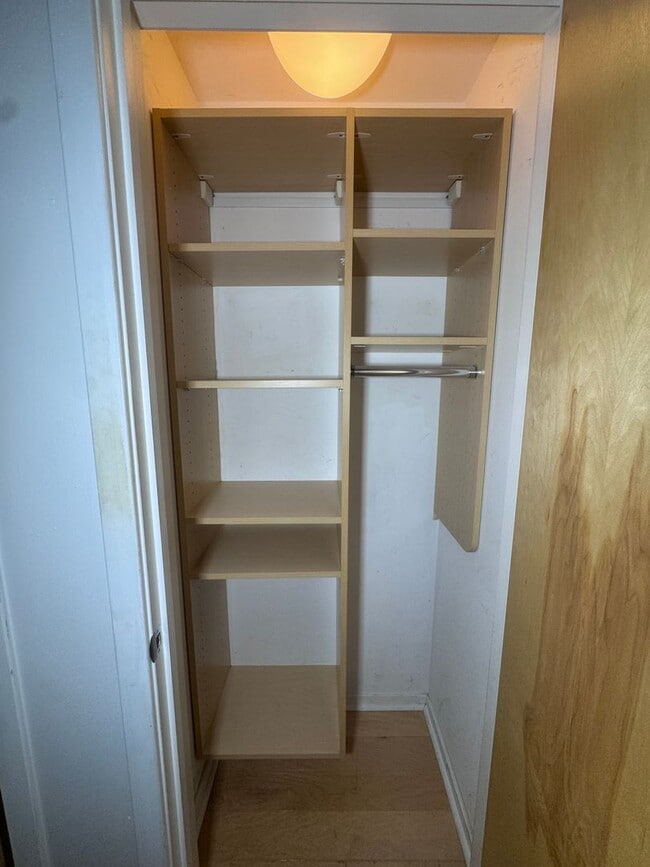 Building Photo - Luxury Living by the Lake | 2BR/2BA Condo in Uptown Chicago - Available August 1st!