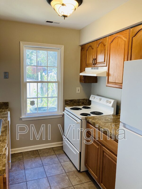 Primary Photo - 1077 Commonwealth Pl