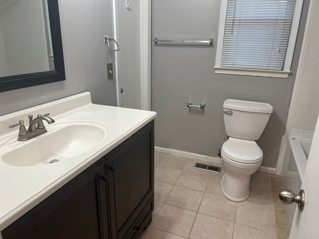 Building Photo - 5912 Pine Tree Ct