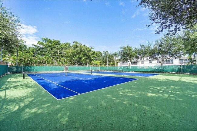 Building Photo - 6475 Bay Club Dr