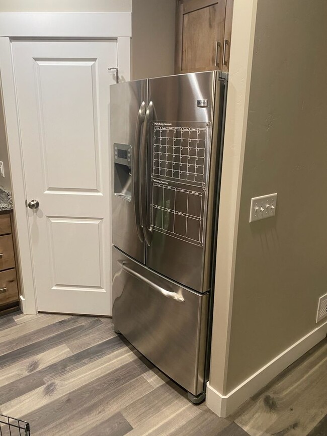 Building Photo - 4 bed 3 bath twin home in Idaho Falls 2 sets of washer and dryers are included in this unit