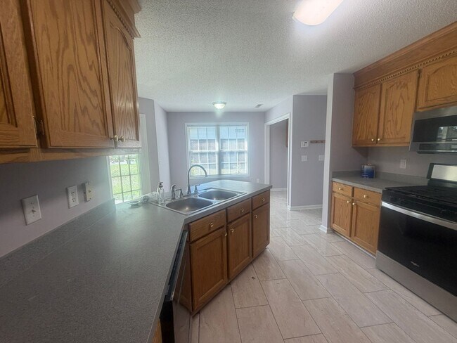 Building Photo - 3560 Oleander Dr