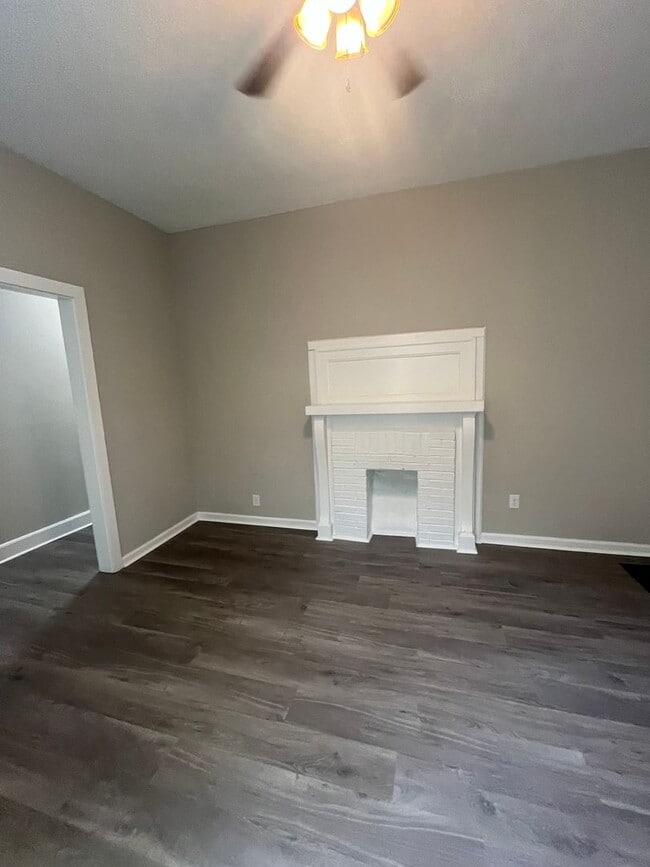 Building Photo - Gorgeous Updated 5 Bedroom/2.5 Bath House!