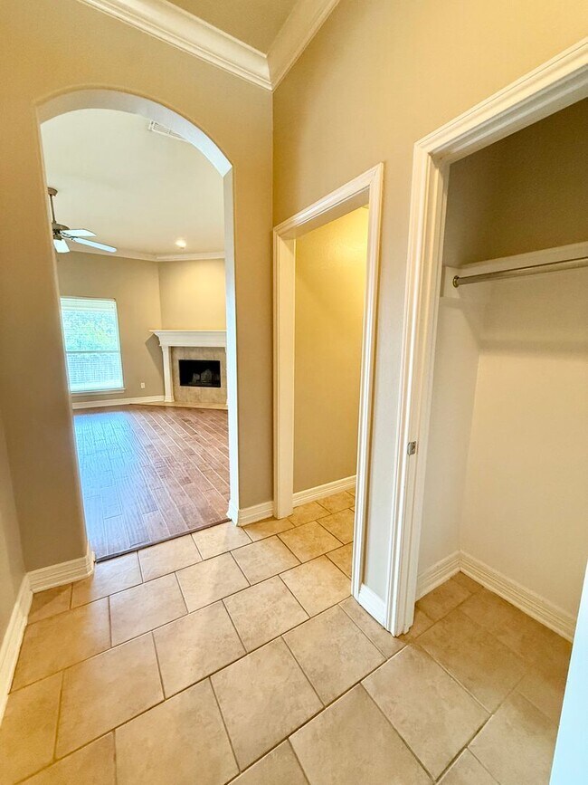 Building Photo - 8340 Stonebridge Way