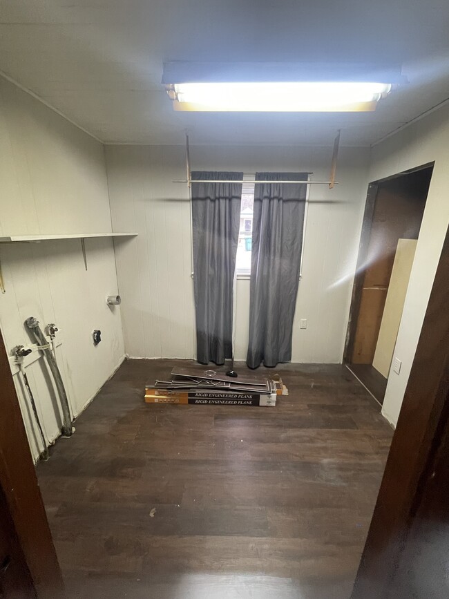 Large laundry room - 106 Courtland St