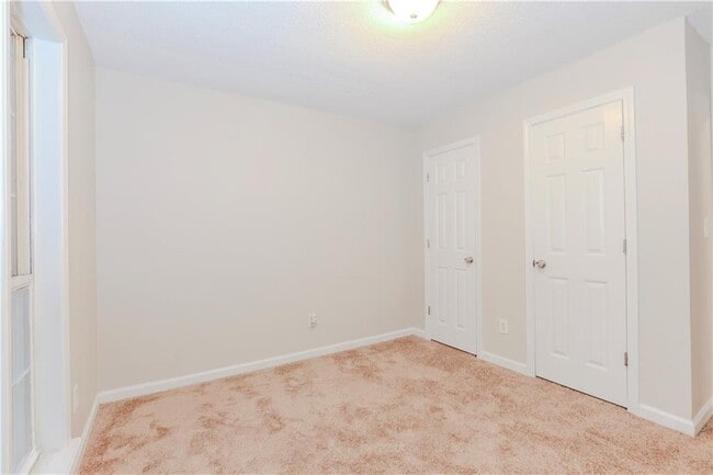 Building Photo - 43 Surrey Ct