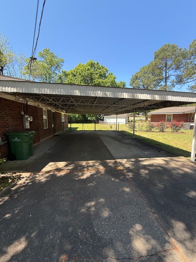 Building Photo - ** 3 bed 1 bath located in Forest Hills ** Call 334-366-9198 to schedule a self showing