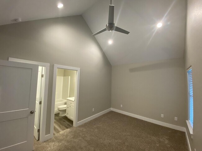 Building Photo - 400 Highlands St