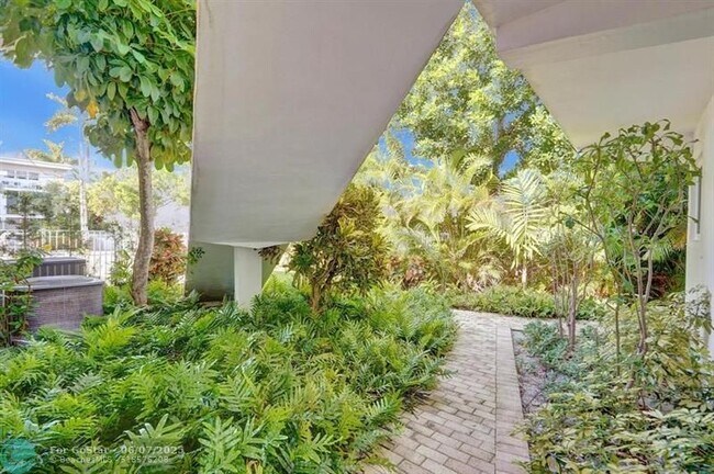 Building Photo - 2760 Yacht Club Blvd