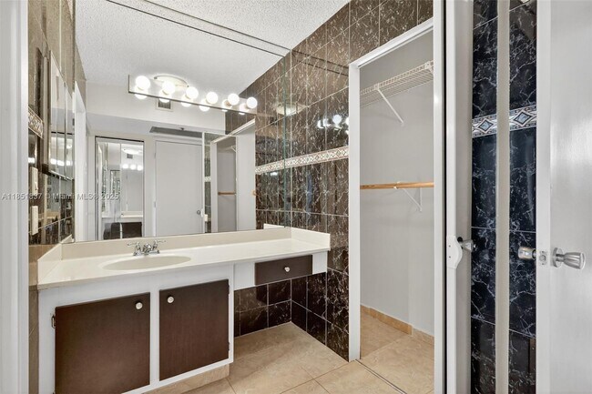 Building Photo - 20355 NE 34th Ct