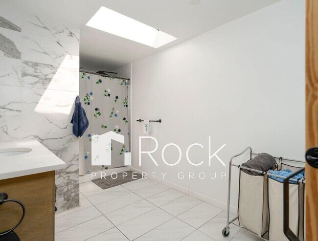 Building Photo - Contemporary 2 Bedroom plus Office/Bonus Room with Loft near Uptown and Plaza Districts   ~One Mo...