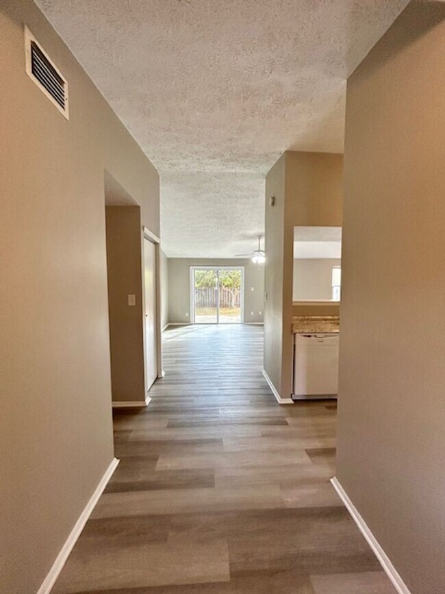 Building Photo - 3 BEDROOM 2 BATHROOM RANCH STYLE HOME IN PIKE!