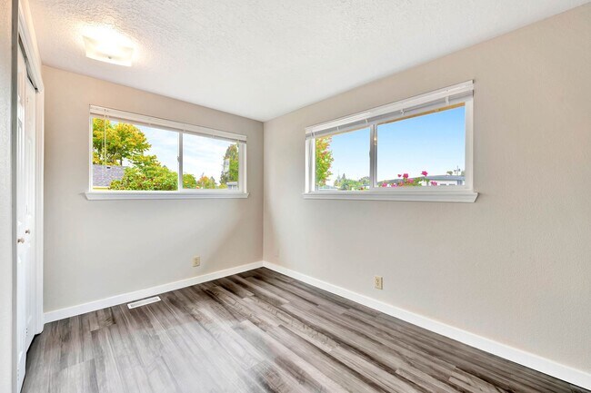 Building Photo - Savage / Ellis Duplex