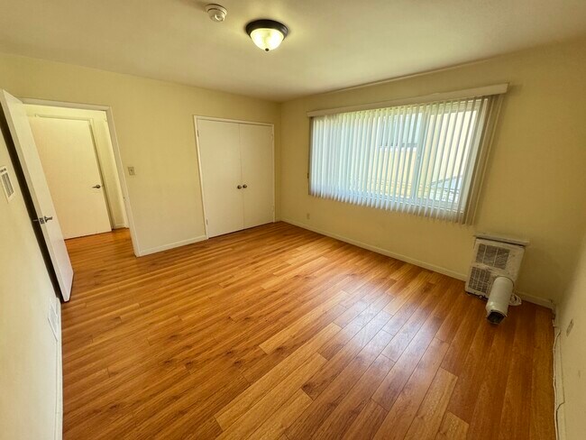 Building Photo - 521 S Manhattan Pl