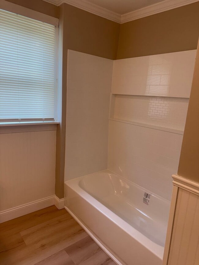 Building Photo - Adorable 4 Bed 1 bath Baldwinsville Cottage