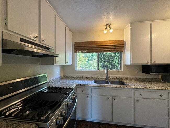 Building Photo - 4559 Westridge Dr