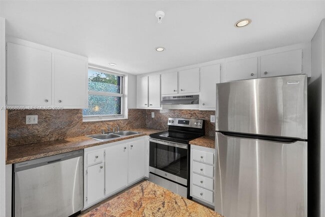 Building Photo - 555 NE 30th St