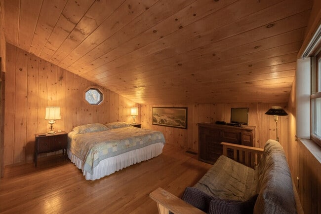 Building Photo - 4168 Lake Shore Dr