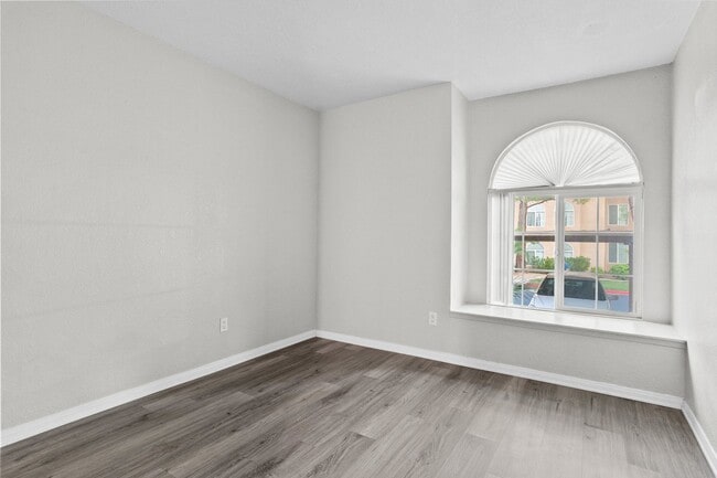 Building Photo - Stunning 3 bedrooms 2 full bathrooms first...