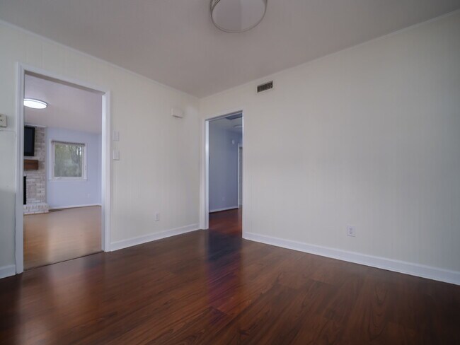 Building Photo - 102 McCall St