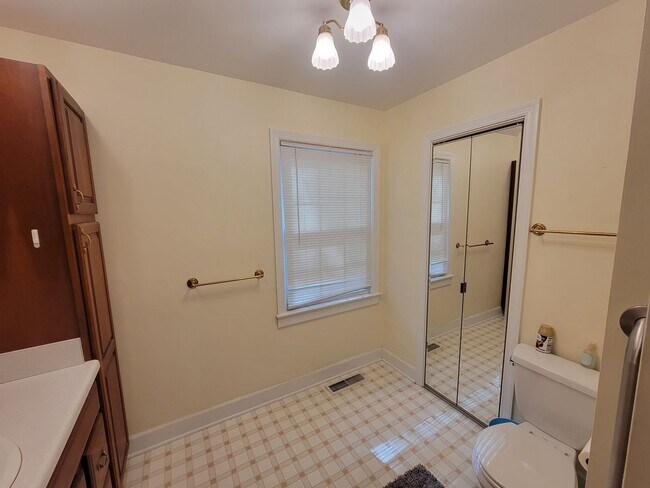 Building Photo - 3 Bedroom 2 Bathroom House