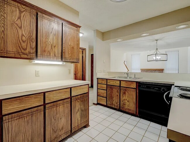 Building Photo - Beautiful 3bed/3bath Townhome Available in Westside Norman!!