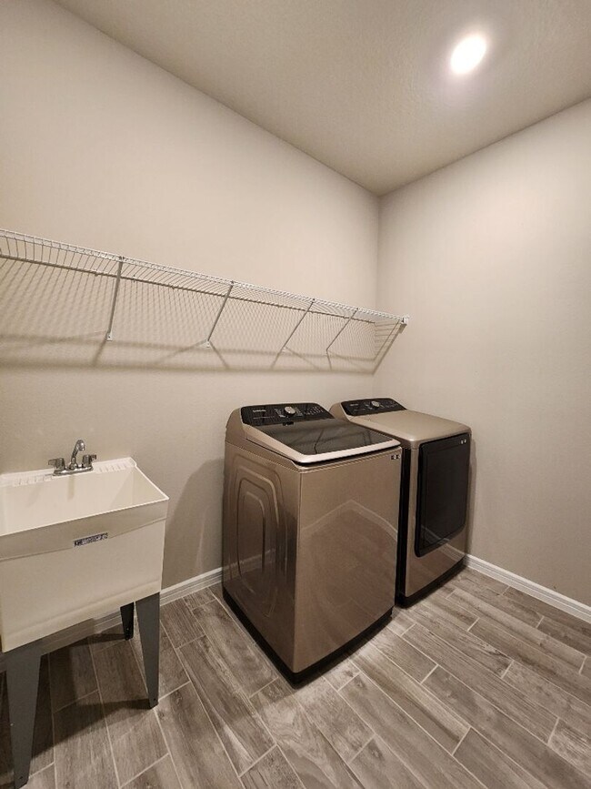 Building Photo - Gorgeous 3-Bedroom, 2-Bathroom Home in Cle...