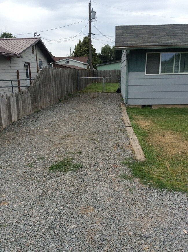 Building Photo - East Beakman St. Duplex