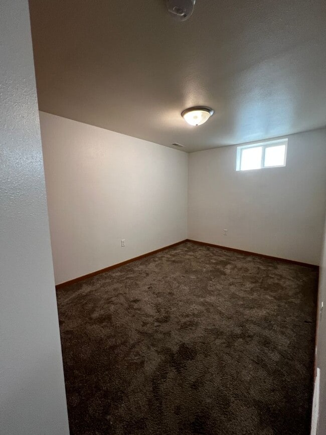 Building Photo - 4 Bedroom 2 Bathroom