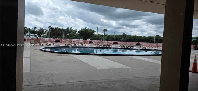 Building Photo - 400 Kings Point Dr