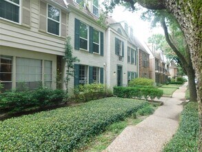 Building Photo - 472 N Post Oak Ln