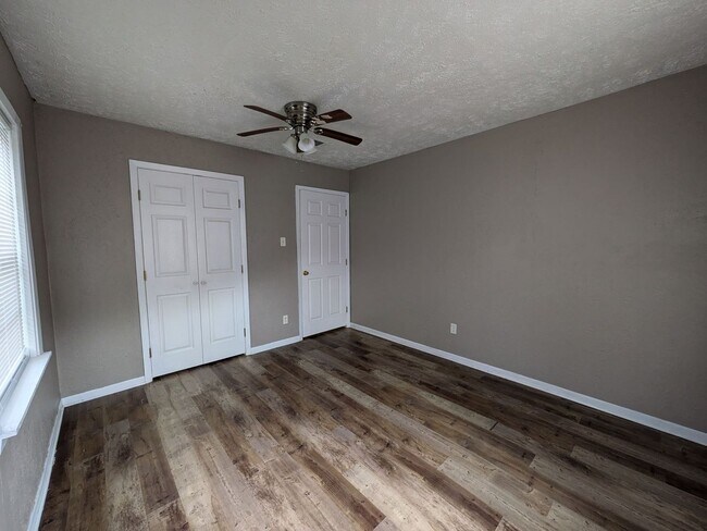 Building Photo - 12843-12849 Hamshire Rd